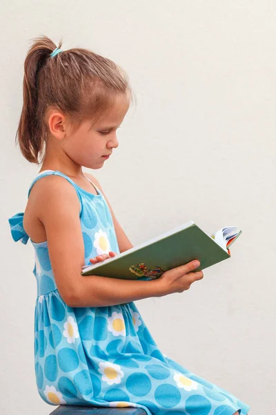 Meisje Een Blauwe Jurk Het Lezen Van Een Boek Een — Stockfoto