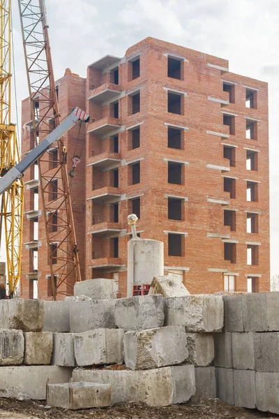 Ziegelhaus Und Betonklötze Auf Baustelle — Stockfoto