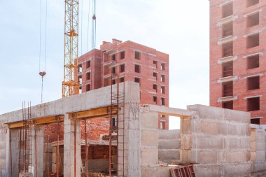 Tuğla evler, beton bloklar ve vinç yapısının fotoğrafı