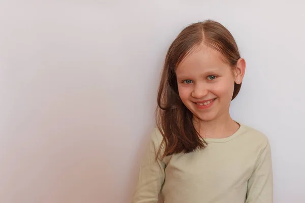 Mała Uśmiechnięta Dziewczyna Jasnej Monochromatycznej Bluzie Jasnym Tle — Zdjęcie stockowe