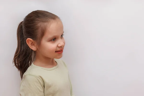 Menina Luz Camisola Monocromática Com Fundo Branco Olhando Para Longe — Fotografia de Stock