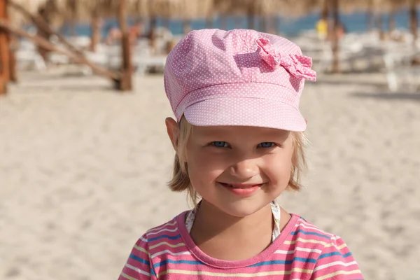 Retrato Menina Sorridente Boné Rosa Fundo Praia Mar — Fotografia de Stock