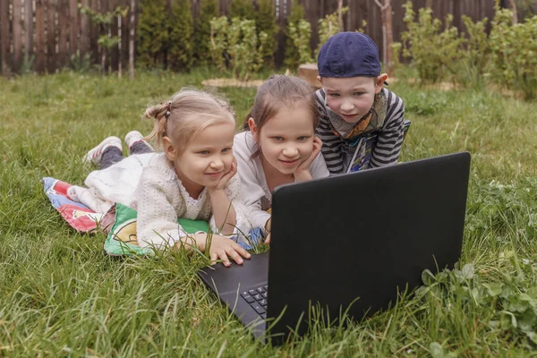 Tre Små Barn Studerar Trädgården Som Arbetar Bärbar Dator Hemundervisning — Stockfoto