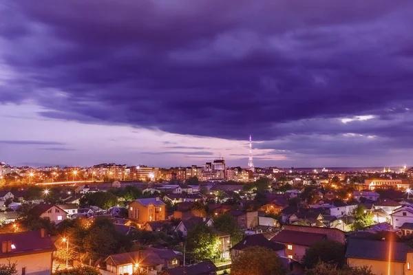 Uitzicht Verlichte Nachtstad Met Een Toren Verte Met Bewolkte Luchten — Stockfoto