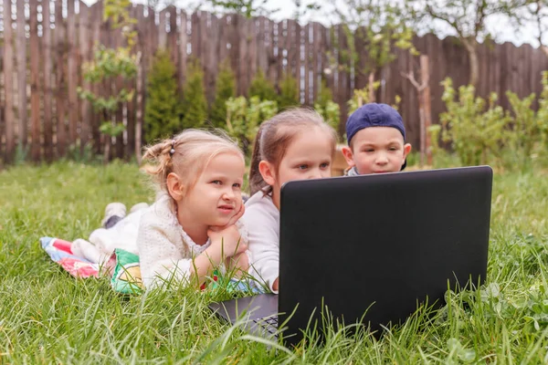 Tre Små Barn Studerar Trädgården Som Arbetar Bärbar Dator Hemundervisning — Stockfoto