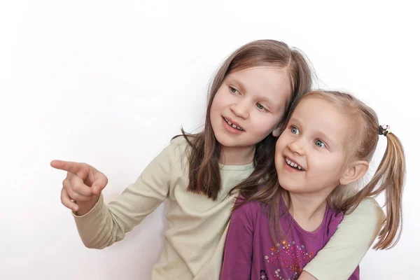 Duas Meninas Camisolas Leves Roxas Fundo Cinza Branco Olhar Para — Fotografia de Stock