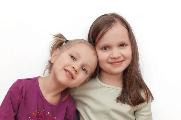 Dois Irmãozinhos Meninas Abraçando Uns Aos Outros Sorrindo Fundo Claro — Fotografia de Stock