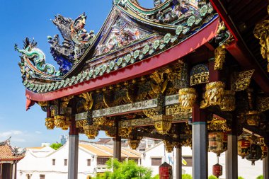 Malezya, Penang 'da Georgetown' da bulunan Unesco Dünya Mirası sahasındaki Hokkien Klanı tapınağı Khoo Kongsi 'nin çatısının detayları..