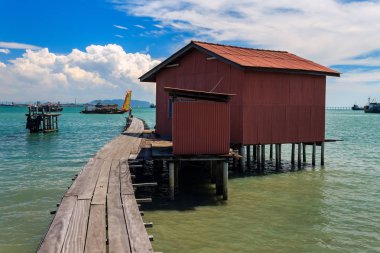 Tan Jetty 'deki ahşap bir köprüde küçük bir balıkçı kulübesi, Klan Jetties' in bir parçası, Georgetown, Penang, Malezya.