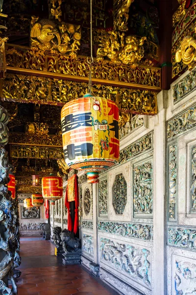 Khoo Kongsi clanhouse 'daki fenerlerin olduğu koridor, Malezya, Penang' da Georgetown 'un bir parçası olan Unesco Dünya Mirası sahasındaki Hokkien Klanı tapınağı.. — Stok fotoğraf