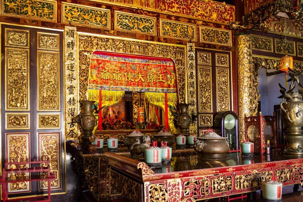 Altar dentro de Khoo Kongsi clandestina, um templo do clã Hokkien no Patrimônio Mundial da UNESCO parte de Georgetown em Penang, Malásia . — Fotografia de Stock