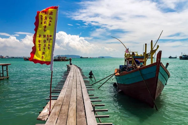 Barca da pesca su un ponte di legno con bandiera cinese a Tan Jetty, parte del Clan Jetties, Georgetown, Penang, Malesia . — Foto Stock