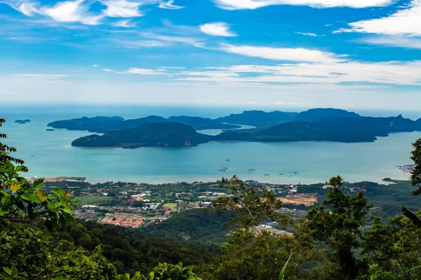 Tagang-Ameiseninsel von der Spitze des Gunung-Raya-Berges, dem höchsten Punkt der Insel Langkawi, Andamanenmeer, Bundesstaat Kedah, Malaysia. — Stockfoto