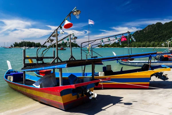 Barche da pesca di calamari colorati sulla spiaggia di Telaga Harbor sull'isola di Langkawi, noto anche come Pulau Langkawi, Mare delle Andamane, Stato di Kedah, Malesia . — Foto Stock