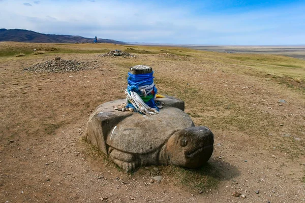 Erdene Zuu Khiid Manastırı, Unesco Dünya Mirası Alanı, Kharkhorin ya da Karakurum, Moğolistan yakınlarında kutsal hadag (mavi ipek eşarplar) bulunan taş kaplumbağa.. — Stok fotoğraf