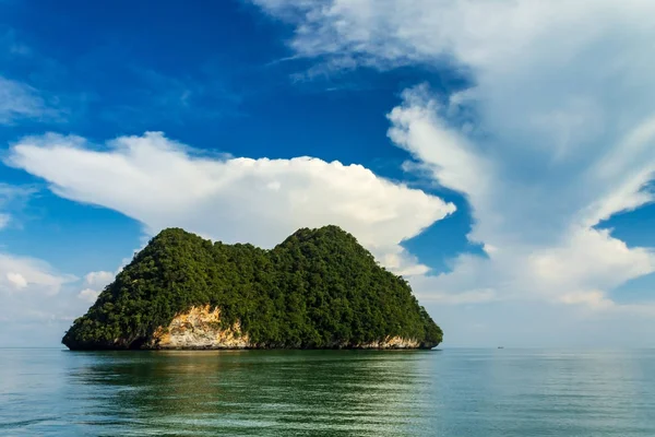 Pequeña isla en la zona de Tanjung Rhu o playa de Tanjong Rhu en la isla Langkawi, Mar de Andamán, estado de Kedah, Malasia . Fotos de stock libres de derechos