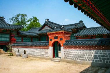 Güney Kore, Seul 'deki Gyeongbokgung Sarayı' ndaki Jagyeong Jeon Salonu 'nun yan kapısı.