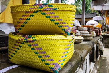 Geleneksel sarı bale sepetlerinin ya da keben sepetlerinin yakın çekimleri. Tampaksiring 'deki Gunung Kawi Tapınağı, Endonezya' nın Bali adasında Ubud 'a yakın..