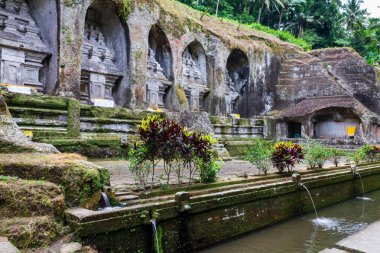 Udayana Hanedanı 'ndan Kral Anak Wungsu' nun cenaze anıtları ve 11. yüzyıl Gunung Kawi 'sinde en sevdiği kraliçeler, Tampaksiring' de, Endonezya 'nın Bali adasında Ubud' a yakın bir cenaze evi..