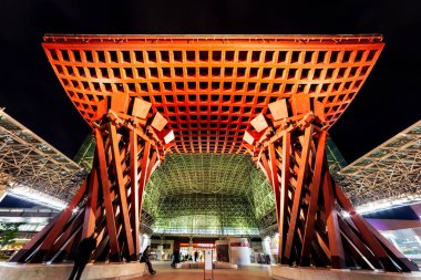 Tsuzumi-mon Kapısı, Kanazawa tren istasyonunun girişi davul şeklindeki sütunlar geceleyin çok geniş açıyla görülebiliyor. Kanazawa, Ishikawa ili, Japonya 'da tanınmayan bulanık insanlar..