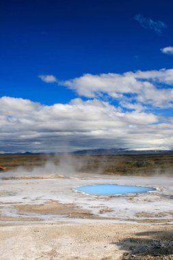 Hverasetti, İzlanda 'da süt mavisi sıcak su havuzu. Dikey görünüm.
