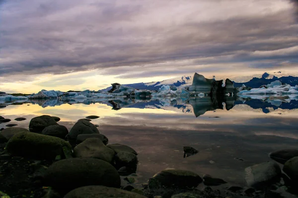 冰岛Jokulsarlon冰川泻湖上方的日出 镜面如水 布满了冰山 — 图库照片
