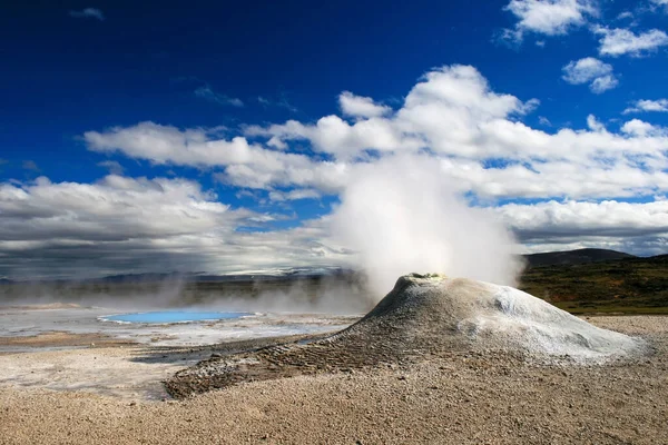 Маленький Гейзер Выплевывающий Водяной Пар Грязевого Конуса Гверасверди Исландия — стоковое фото