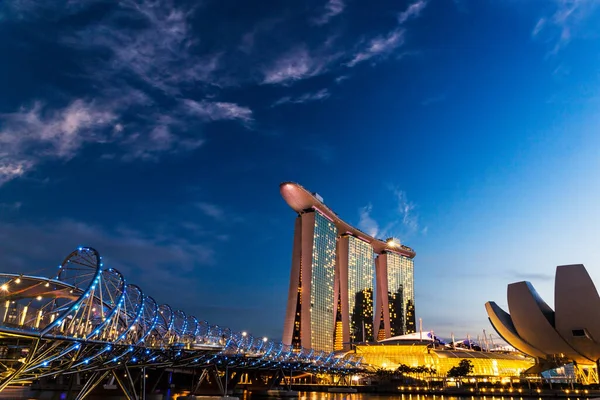 位于新加坡地标之一的码头上的螺旋桥上的黄金时刻 — 图库照片