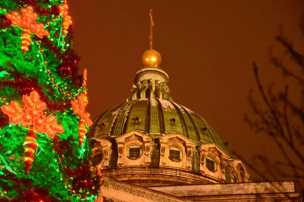 Kazan Katedrali ve Noel ağacı Noel arifesinde, St. Petersburg. Tema turizm Rusya - nerede Yılbaşı kutlamak için