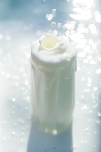 Üveg fehér tejet splash csepp — Stock Fotó
