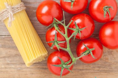 makarna, domates üzerinde bir