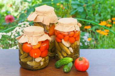 Konserve kavanoz salatalık ve domates