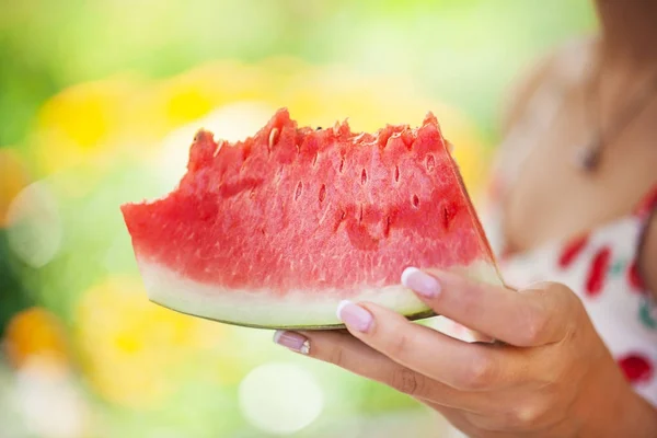 Frau essen Wassermelone im Freien. selektiv — Stockfoto