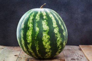 Ahşap masada karpuz