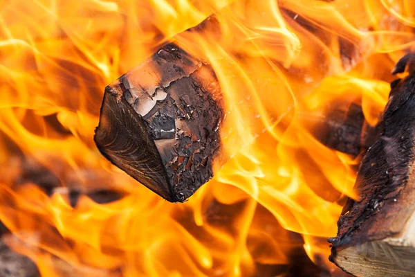 Brennholz und Flamme. Selektiver Fokus. — Stockfoto