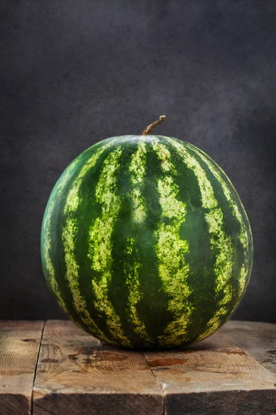 Wassermelone auf Holztisch — Stockfoto