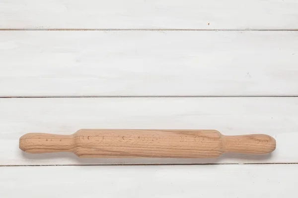 Nudelholz auf Holzgrund — Stockfoto