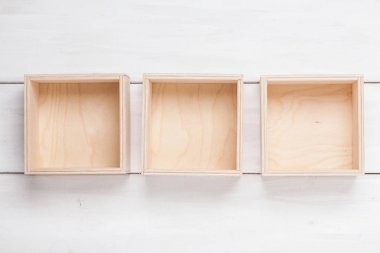 Arka plan üzerinde ahşap boş kutu.