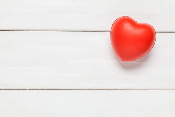 Cuore rosso su legno bianco — Foto Stock