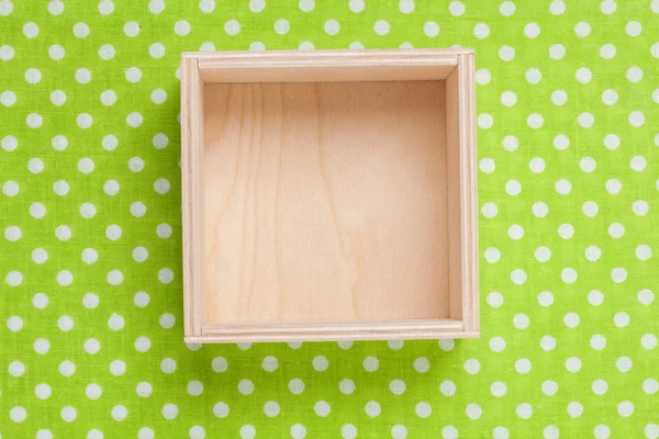 Boîte vide en bois sur textile — Photo