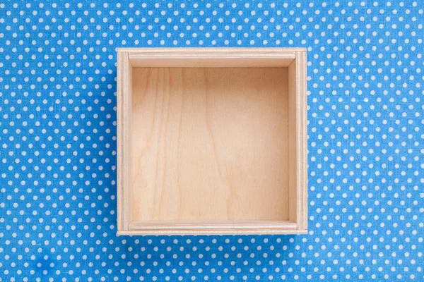 Caixa vazia de madeira em têxteis — Fotografia de Stock