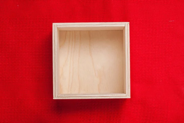 Tekstil üzerinde ahşap boş kutu — Stok fotoğraf