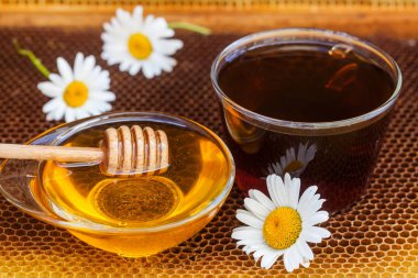 Cam fincan çay bal ile,