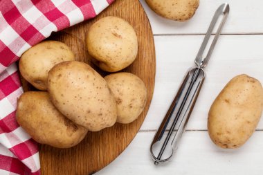 ahşap zemin üzerinde ham patates.