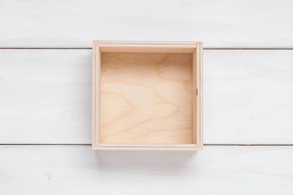 Boîte vide en bois sur fond . — Photo