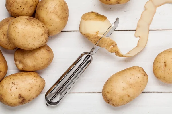 ahşap zemin üzerinde ham patates.
