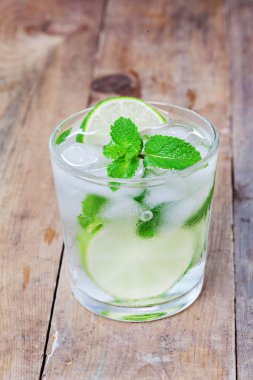 Ahşap üzerinde cam, limon, limon