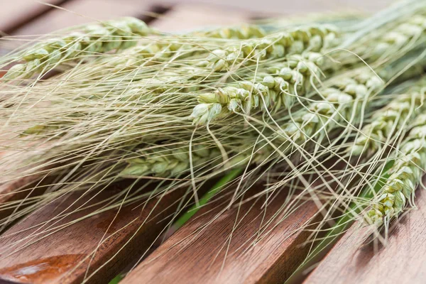 Holztisch und Ohren von — Stockfoto