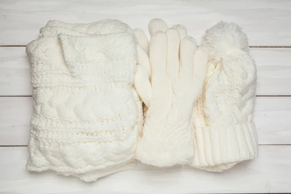 Вязание зимних перчаток — стоковое фото