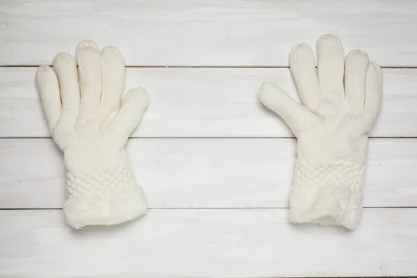 Knitting winter gloves